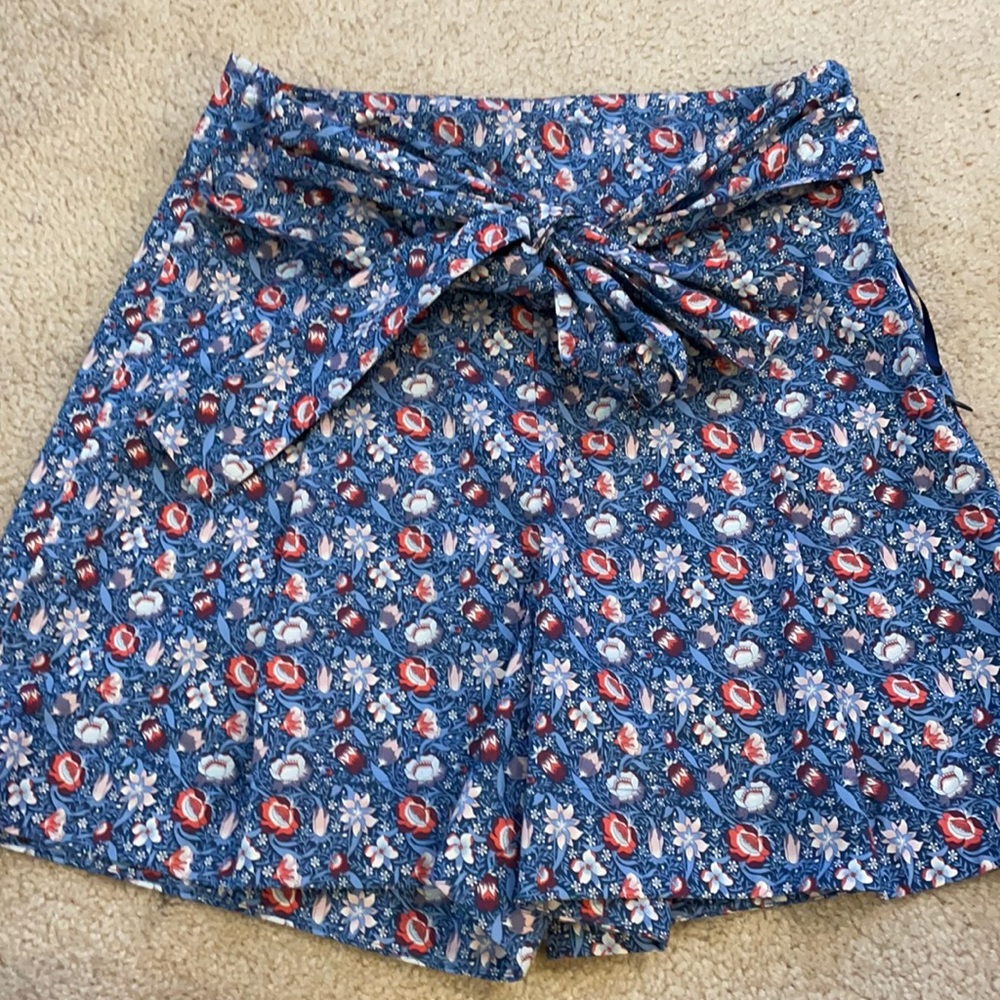 Antonio Milani shorts. NWT. Cute flower print.